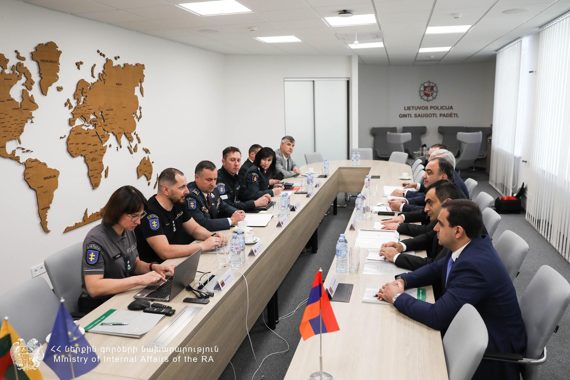 Делегация во главе с министром внутренних дел Ваге Казаряном встретилась с главным комиссаром Департамента полиции Министерства внутренних дел Литвы генералом Ренатасом Пожелой (13 июня 2023). Вильнюс - Sputnik Армения, 1920, 13.06.2023
