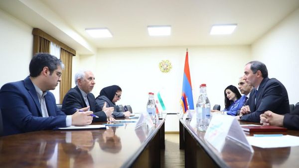 Министр высокотехнологичной промышленности Роберт Хачатрян принял Чрезвычайного и полномочного посла Ирана Аббаса Бадахшана Зохури (13 июня 2023). Еревaн - Sputnik Армения