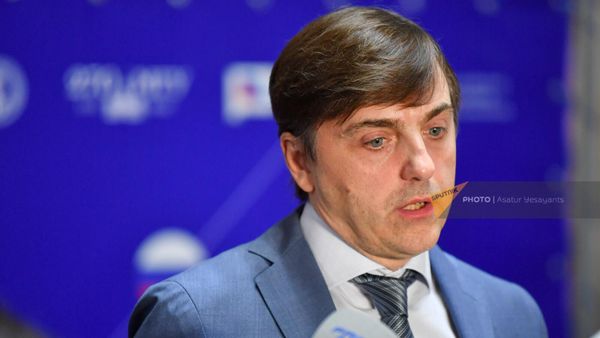 Министр просвещения Российской Федерации Сергей Кравцов отвечает на вопросы журналистов перед началом армяно-российской научно-образовательной конференции “Интеграция науки, образования и производства - движущая сила модернизации экономики” (13 июня 2023). Еревaн - Sputnik Армения