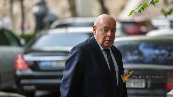 Спецпредставитель президента России по международному культурному сотрудничеству Михаил Швыдкой перед началом торжественной церемонии открытия после реставрации Музея русского искусства (13 июня 2023). Еревaн - Sputnik Армения