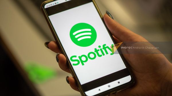 Логотип Spotify на экране телефона - Sputnik Армения