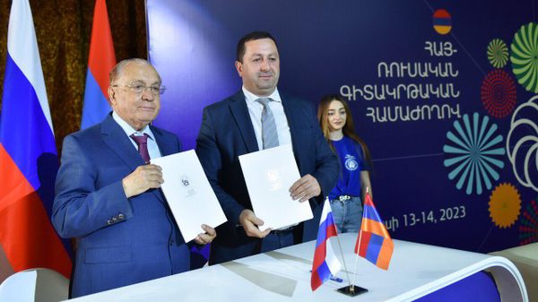Ректоры Ереванского и Московского госуниверситетов Ованнес Ованнисян и Виктор Садовничий подписали соглашение о сотрудничестве (13 июня 2023). Еревaн - Sputnik Армения