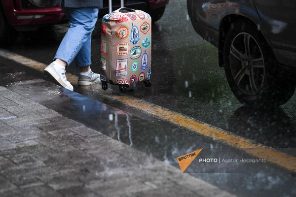 Ճամպրուկներով կինը - Sputnik Արմենիա