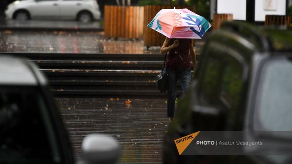 Женщина с зонтиком под дождем на одной улиц в Ереване - Sputnik Армения