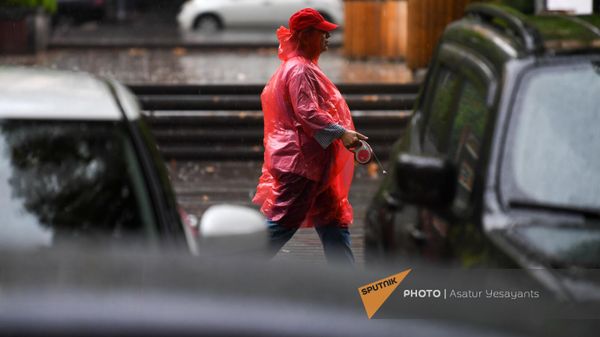 Անձրևանոցով կինը - Sputnik Արմենիա