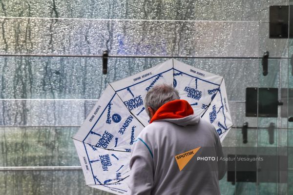 Տարեց տղամարդը անձրևանոցով - Sputnik Արմենիա