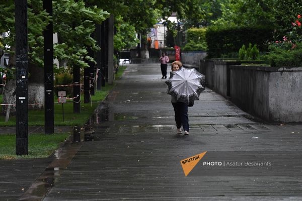 Կինն անձրևանոցով - Sputnik Արմենիա