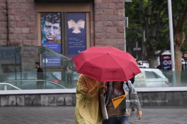 Անցորդները անձրևանոցի տակ - Sputnik Արմենիա
