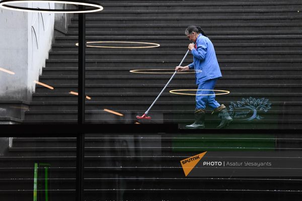 Հավաքարարը անձրևի ժամանակ - Sputnik Արմենիա