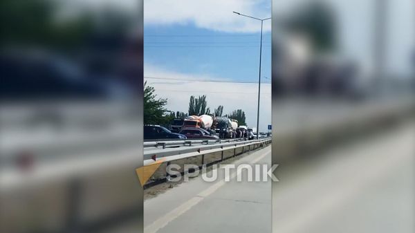Недовольные закупочными ценами производители абрикоса перекрыли трассу Ереван-Арташат - Sputnik Армения