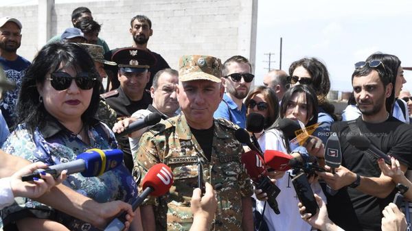 Сасун Бадасян отвечает на вопросы журналистов во время похода аккредитованных послов иностранных государств на территорию металлургического завода в Ерасхе (15 июня 2023). Арарат - Sputnik Армения