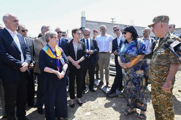 ՀՀ ԶՈւ 5-րդ բանակային կորպուսի հրամանատար Սասուն Բադասյանը օտարերկրյա դեսպաններին ներկայացնում է գնդակոծության մանրամասները - Sputnik Արմենիա