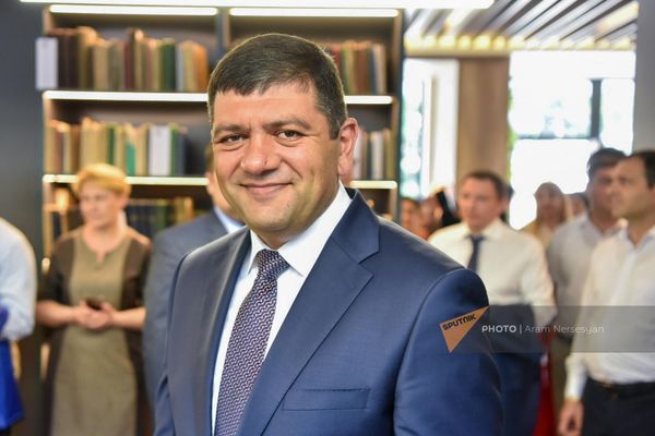 Мэр Капана Геворк Парсян на открытии Дома Русской книги (15 июня 2023). Капан - Sputnik Армения