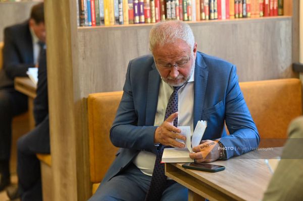 Президент фонда Институт евразийских исследований Валерий Турсунов на открытии Дома Русской книги в Капане (15 июня 2023). Сюник - Sputnik Армения