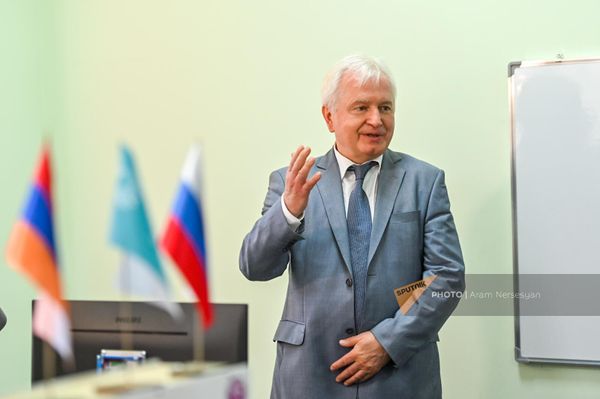 Начальник Управления Президента России по межрегиональным и культурным связям с зарубежными странами Игорь Маслов на церемонии открытия лаборатории Армат в Капане (15 июня 2023). Сюник - Sputnik Армения