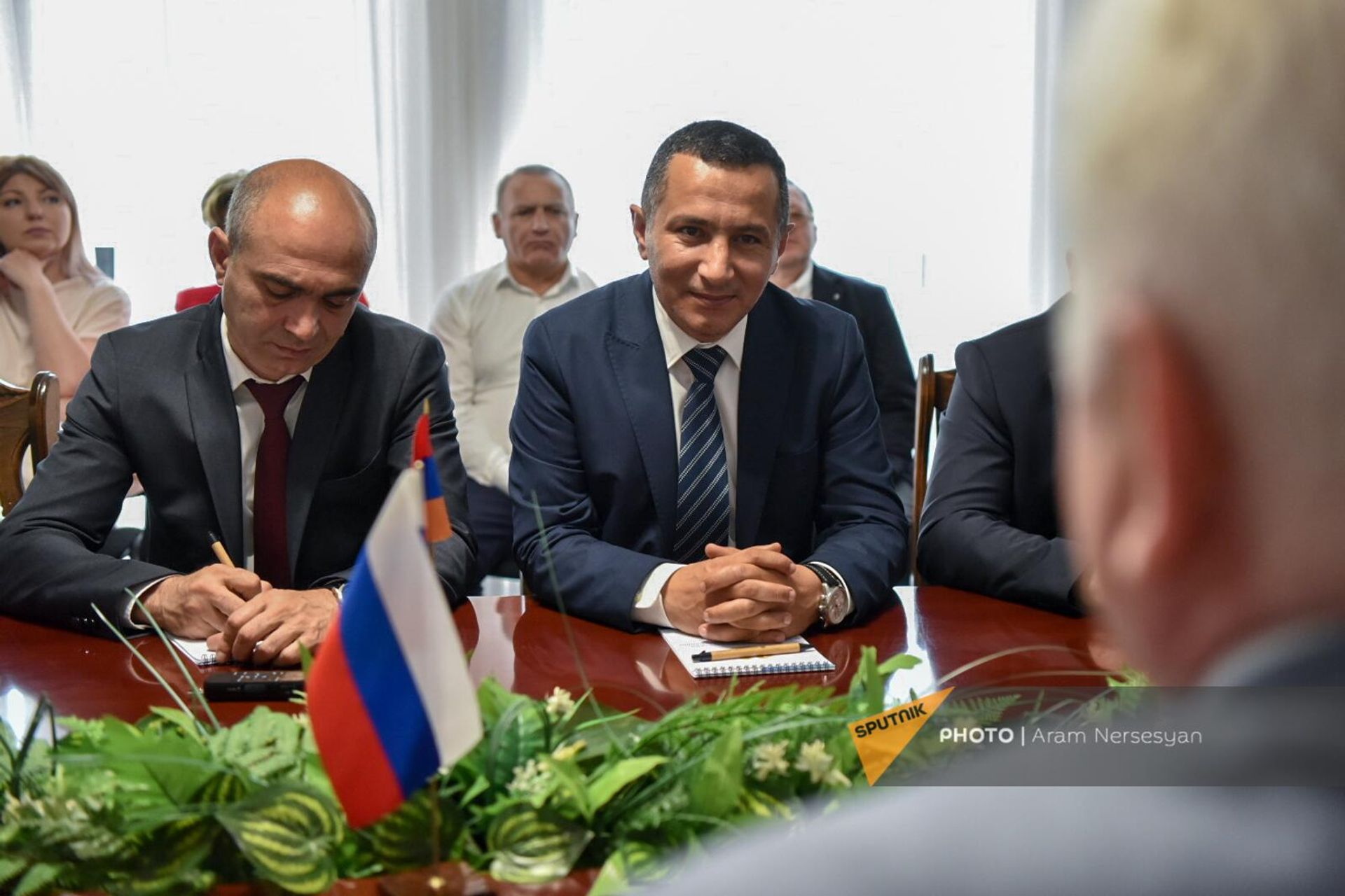 Губернатор Сюника Роберт Гукасян на встрече с представителями российской делегации (16 июня 2023). Капан Губернатор Сюника Роберт Гукасян на встрече с представителями российской делегации (16 июня 2023). Капан - Sputnik Армения, 1920, 16.06.2023