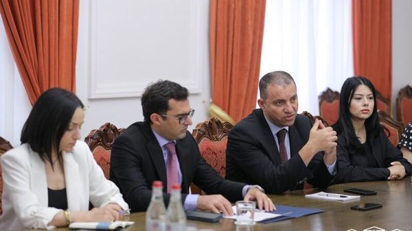 Вице-спикер НС Акоб Аршакян и министр экономики Ваан Керобян на встрече с основателем и президентом Sunrise Resorts and Cruises, SkyMax Holidays Хоссамом Эль Шаером, генеральным директором Skymax Holidays Амрой Азаба и директором ISR Air Йосси Йосеф (16 июня 2023). Еревaн - Sputnik Армения
