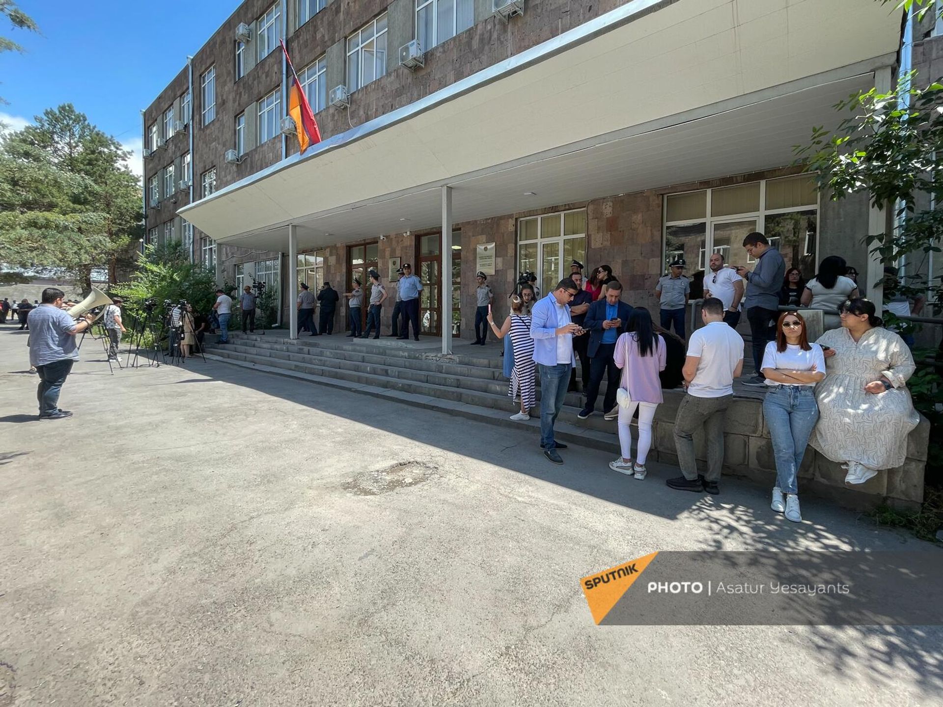 Люди собрались перед судом после оглашения вердикта об аресте Армена Ашотяна (16 июня 2023). Еревaн - Sputnik Արմենիա, 1920, 16.06.2023