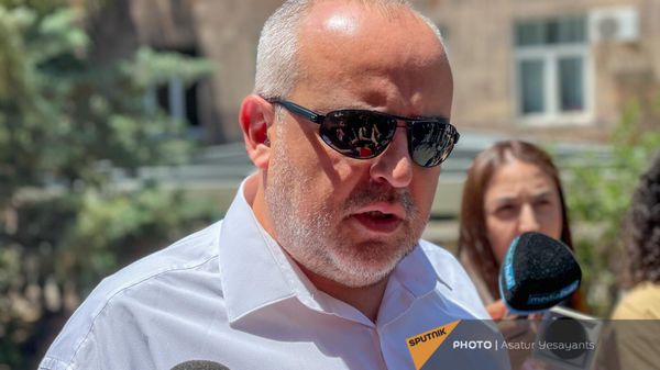 Адвокат арестованного Армена Ашотяна Тигран Атанесян общается с прессой у здания суда после оглашения вердикта (16 июня 2023). Еревaн - Sputnik Армения