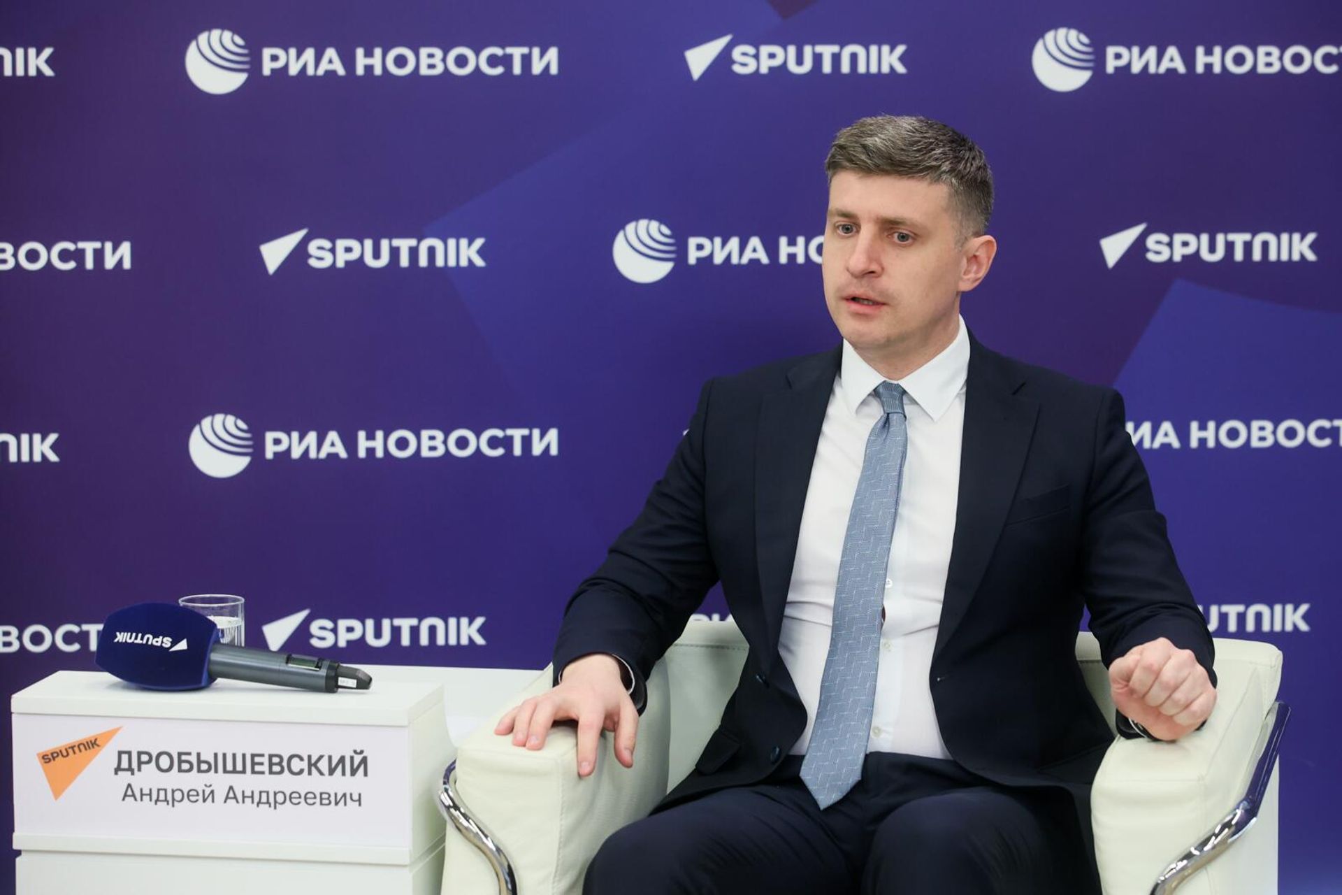 Андрей Дробышевский во время видеомоста Москва-Минск-Ереван-Бишкек-Астана в мультимедийном пресс-центре Россия Сегодня (16 июня 2023). Москва Андрей Дробышевский во время видеомоста Москва-Минск-Ереван-Бишкек-Астана в мультимедийном пресс-центре Россия Сегодня (16 июня 2023). Москва - Sputnik Армения, 1920, 16.06.2023