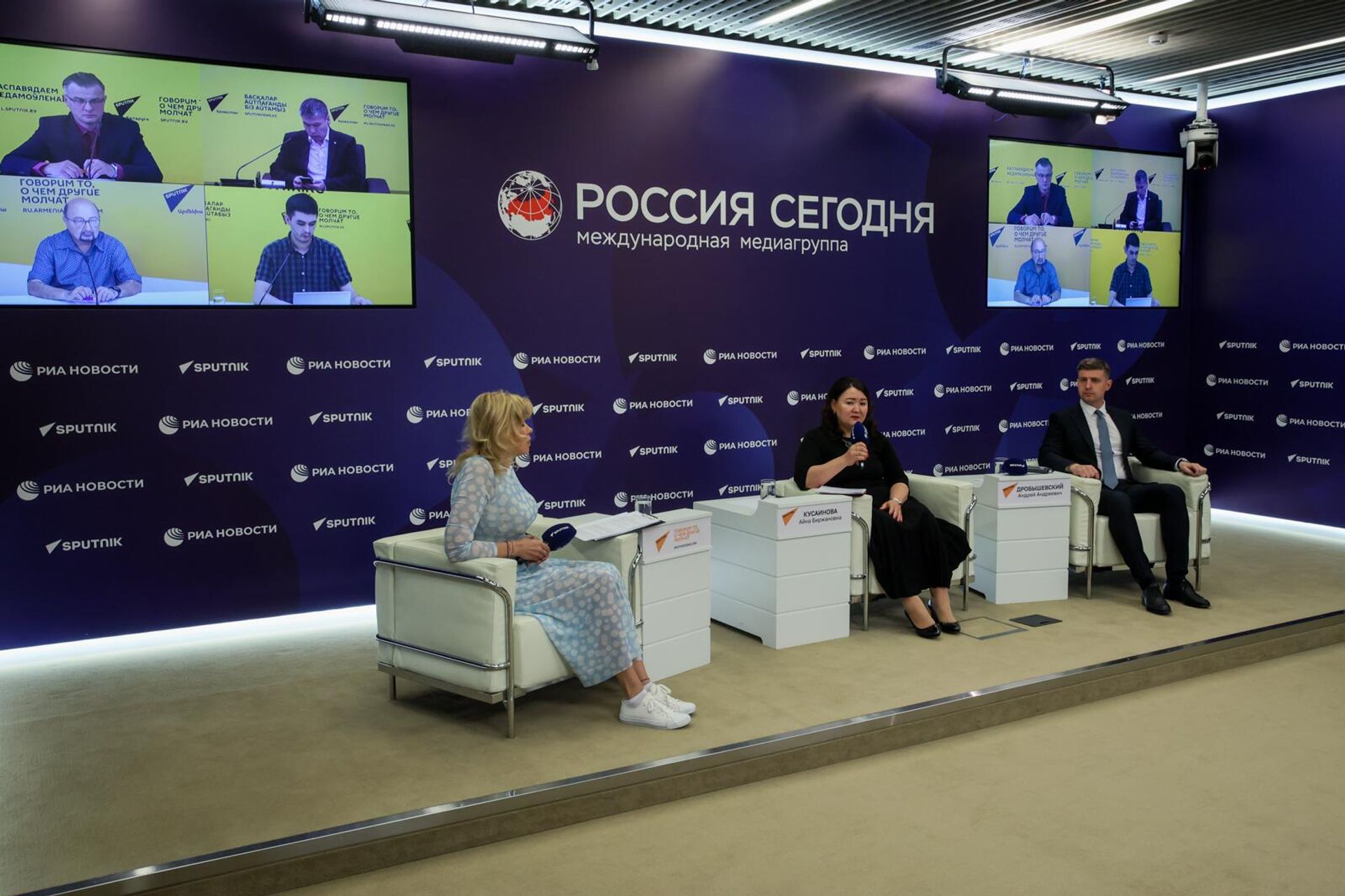 Участники видеомоста Москва-Минск-Ереван-Бишкек-Астана в мультимедийном пресс-центре Россия Сегодня (16 июня 2023). Москва - Sputnik Արմենիա, 1920, 16.06.2023