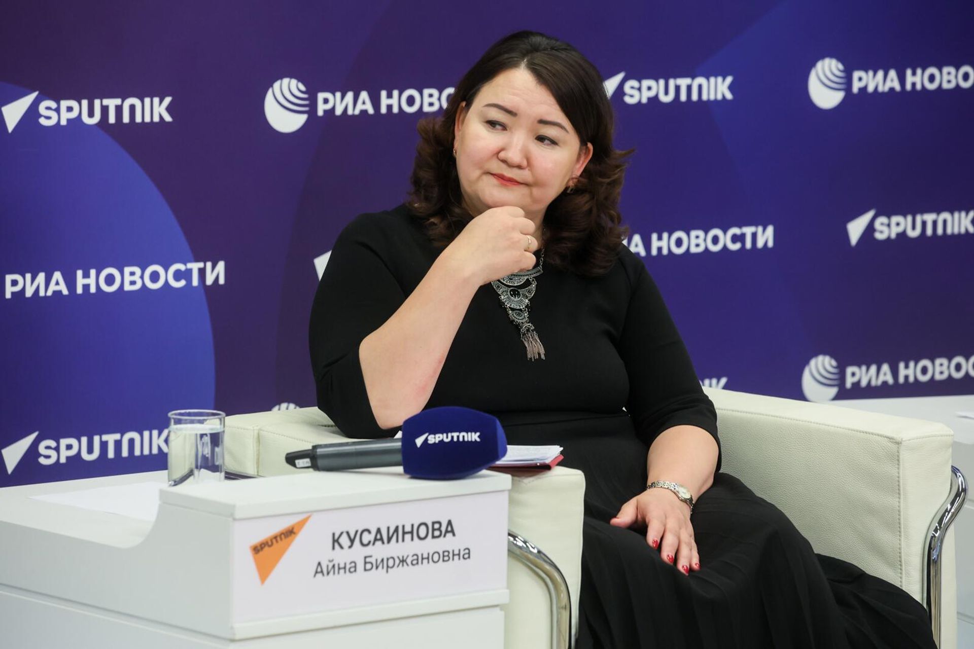 Айна Кусаинова во время видеомоста Москва-Минск-Ереван-Бишкек-Астана в мультимедийном пресс-центре Россия Сегодня (16 июня 2023). Москва - Sputnik Արմենիա, 1920, 16.06.2023