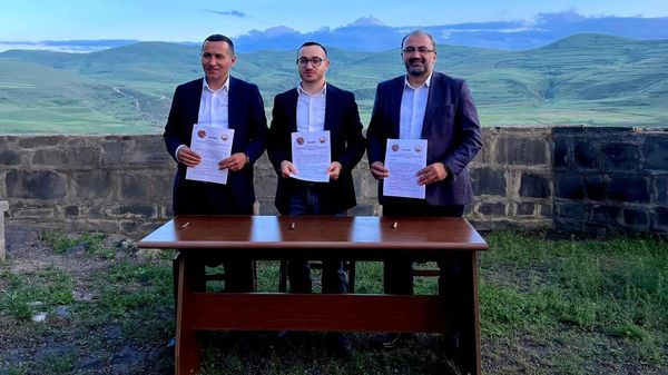 Церемония подписания меморандума о сотрудничестве между фондом Мой шаг, губернатором Сюника и ректором Национального аграрного университета Армении (17 июня 2023). Ангехакот - Sputnik Армения