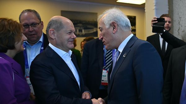 Президент Ваагн Хачатурян и канцлер Германии Олаф Шольц обмениваются рукопожатием на церемонии открытия Специальных олимпийских игр (18 июня 2023). Берлин - Sputnik Армения