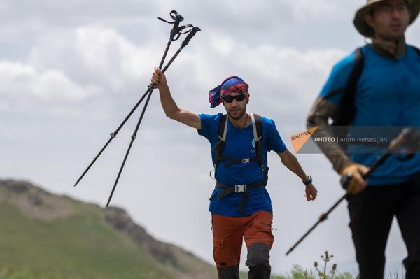 Նորայր Հարությունյանը լեռնարշավի մասնակիցներից մեկի հետ - Sputnik Արմենիա