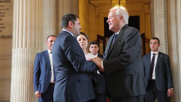 Министр обороны Сурен Папикян встретился с председателем Комиссии Сената Франции по иностранным делам, обороне и вооруженным силам Кристианом Камбоном (19 июня 2023). Париж - Sputnik Армения