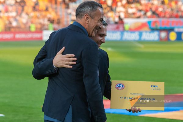 Юрий Джоркаефф и Армен Меликбекян с сертификатом FIFA с надписью "1 место Армения"  - Sputnik Армения