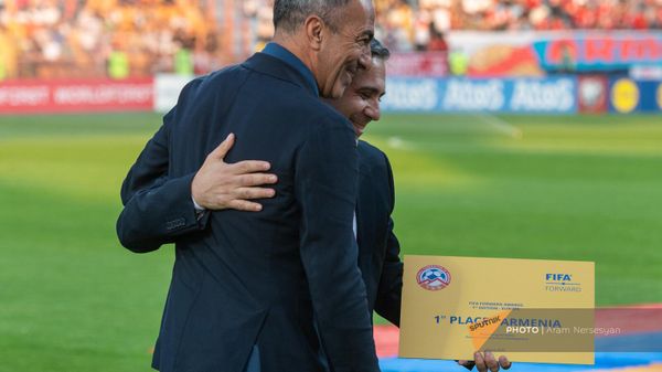 Юрий Джоркаефф и Армен Меликбекян с сертификатом FIFA с надписью 1 место Армения после матча группы D отборочного турнира ЕВРО-2024 между Арменией и Латвией на Республиканском стадионе (19 июня 2023). Еревaн - Sputnik Армения