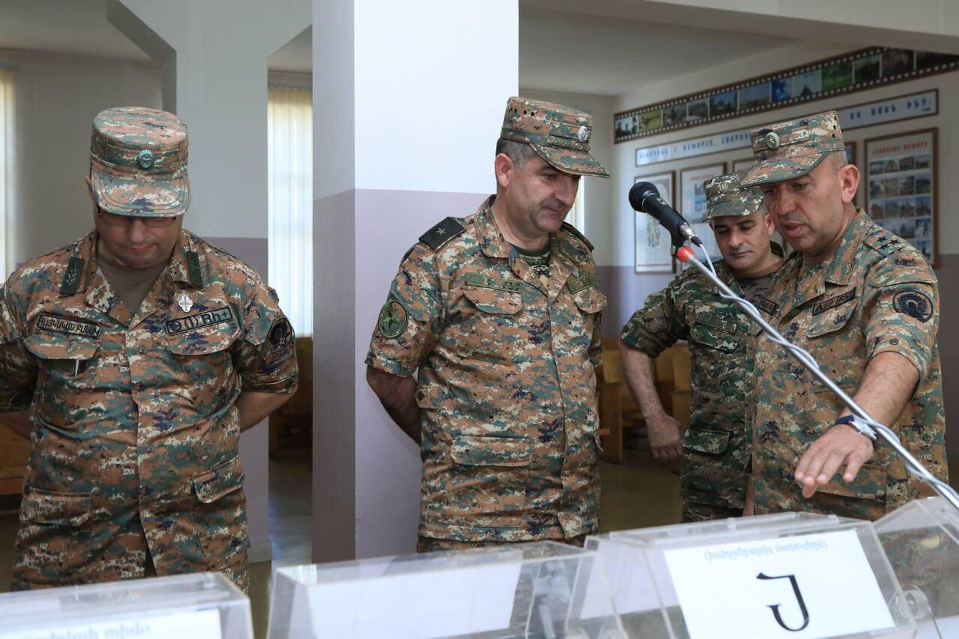 Начальник ГШ ВС РА Эдвард Асрян посетил центральный республиканский сборный пункт (20 июня 2023). Еревaн - Sputnik Արմենիա, 1920, 20.06.2023