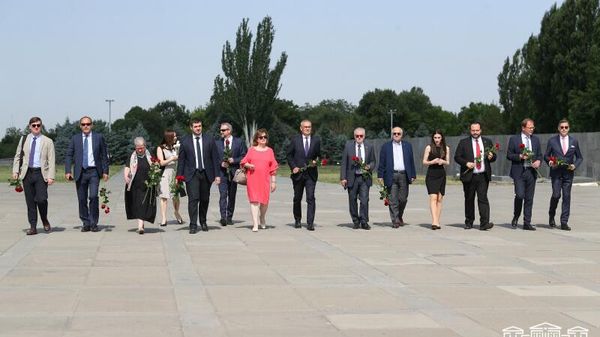 Եվրոպական խորհրդարանի նիդեռլանդացի պատգամավոր Բերտ- Յան Ռուիսենի և Եվրոպական խորհրդարանի անվտանգության և պաշտպանության հարցերով ենթակոմիտեի նախագահ Նատալի Լուազոյի գլխավորած պատվիրակությունները Ծիծեռնակաբերդի հուշահամալիրում - Sputnik Արմենիա