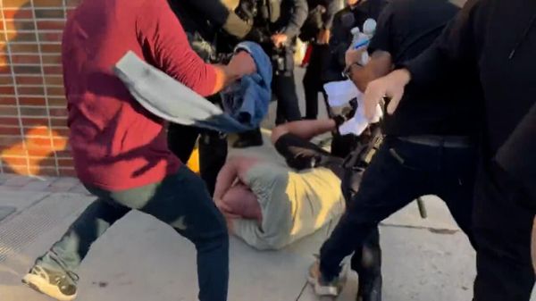 Акция родителей школьников в Глендейле против пропаганды ЛГБТ Акция родителей школьников в Глендейле против пропаганды ЛГБТ - Sputnik Армения
