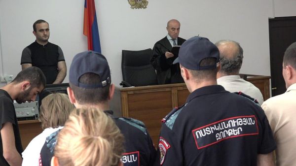 Азербайджанец Гусейн Ахундов (слева), убивший силовика ЗПМК, во время суда - Sputnik Արմենիա