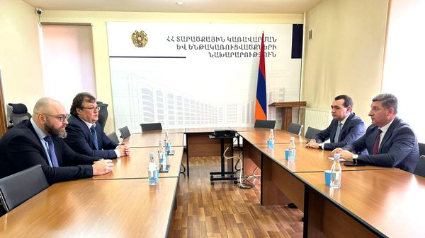 Министр территориального управления и инфраструктур Гнел Саносян принял президента группы компаний ГеоПроМайнинг, генерального директора ЗПМК Романа Худоли и исполнительного директора ЗАО Агаракский медно-молибденовый комбинат Александра Беляева (21 июня 2023). Еревaн - Sputnik Армения
