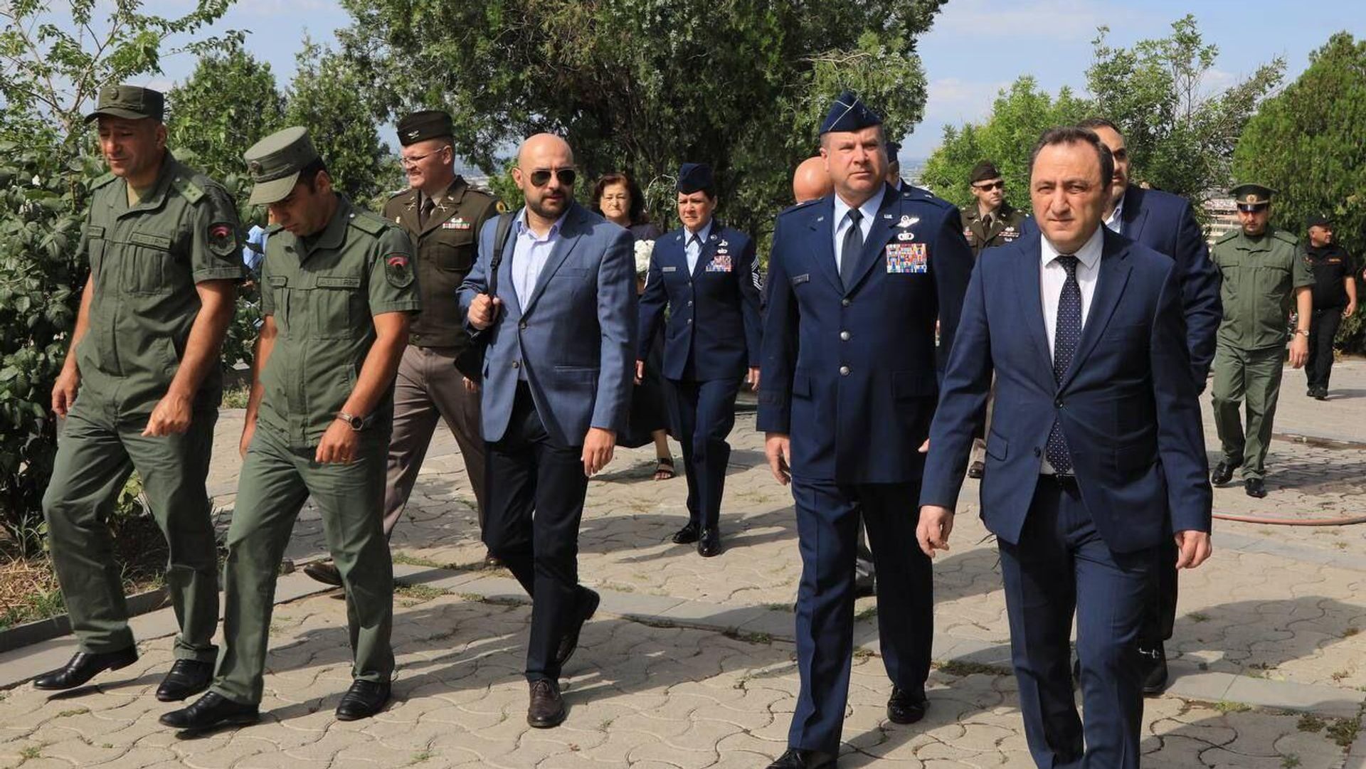 Делегация партнерства Армения-Канзас во главе с генерал-адъютантом штата Канзас, командующим Национальной гвардией бригадным генералом Майклом Венерди посетила военный пантеон Ераблур (21 июня 2023). Еревaн Делегация партнерства Армения-Канзас во главе с генерал-адъютантом штата Канзас, командующим Национальной гвардией бригадным генералом Майклом Венерди посетила военный пантеон Ераблур (21 июня 2023). Еревaн - Sputnik Армения, 1920, 21.06.2023