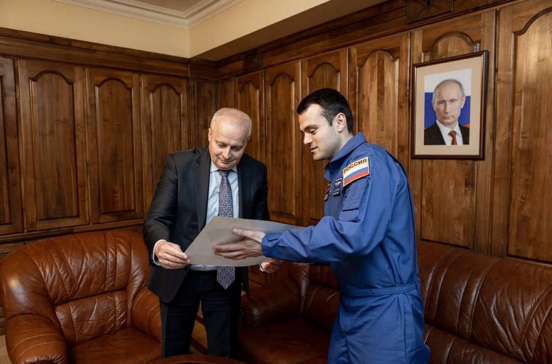 Космонавт-испытатель отряда космонавтов Роскосмоса Арутюн Кивирян преподнес в подарок Посольству России снимок озера Севан, сделанный из космоса российским космонавтом-испытателем Сергеем Кудь-Сверчковым (21 июня 2023). Еревaн - Sputnik Армения, 1920, 25.06.2023