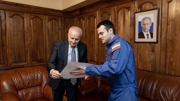 Космонавт-испытатель отряда космонавтов Роскосмоса Арутюн Кивирян преподнес в подарок Посольству России снимок озера Севан, сделанный из космоса российским космонавтом-испытателем Сергеем Кудь-Сверчковым (21 июня 2023). Еревaн - Sputnik Армения