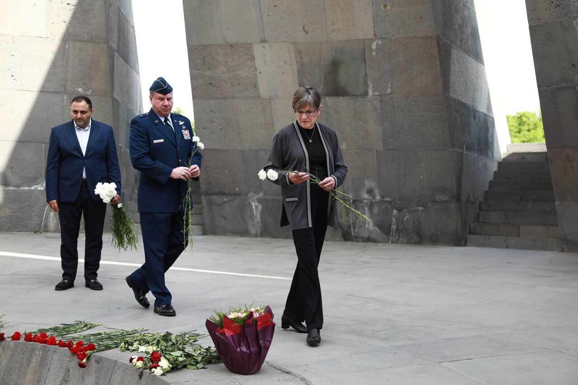 Губернатор Канзаса Лора Келли посетила мемориальный комплекс Цицернакаберд (22 июня 2023). Еревaн - Sputnik Արմենիա, 1920, 22.06.2023