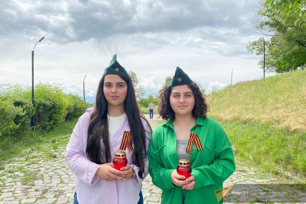 Молодые участницы торжественного мероприятия у мемориального  комплекса Мать Армения в память о невинных жертвах Великой Отечественной войны (22 июня 2023). Гюмри - Sputnik Армения