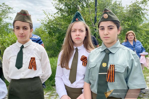 Юные участники торжественного мероприятия у мемориального  комплекса Мать Армения в память о невинных жертвах Великой Отечественной войны (22 июня 2023). Гюмри - Sputnik Армения