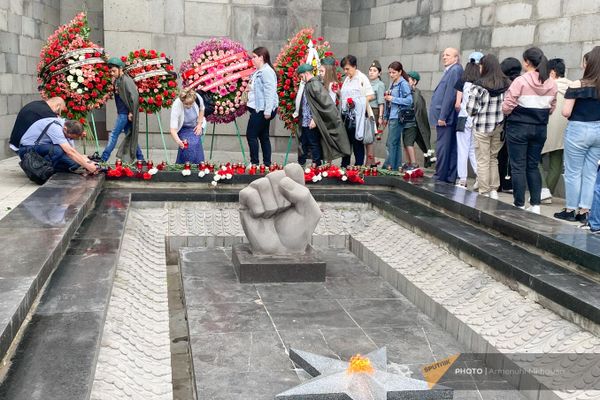 Траурные венки у мемориального  комплекса Мать Армения в память о невинных жертвах Великой Отечественной войны (22 июня 2023). Гюмри - Sputnik Армения
