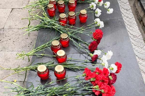 Траурные лампады у мемориального  комплекса Мать Армения в память о невинных жертвах Великой Отечественной войны (22 июня 2023). Гюмри - Sputnik Армения
