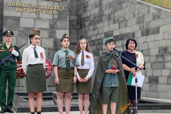 Юные участники торжественного мероприятия у мемориального  комплекса Мать Армения в память о невинных жертвах Великой Отечественной войны (22 июня 2023). Гюмри - Sputnik Армения