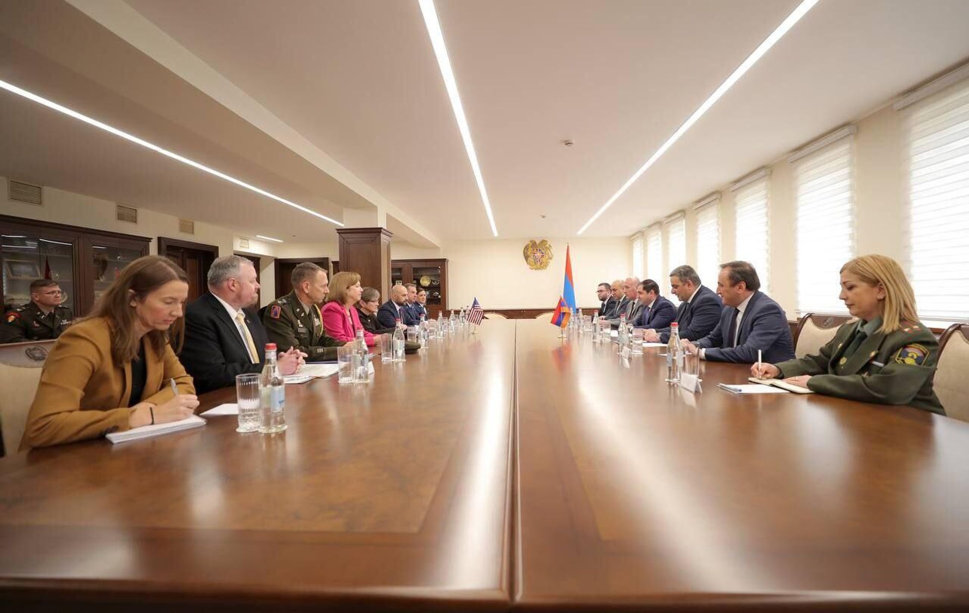 Министр обороны Сурен Папикян принял губернатора американского штата Канзас Лору Келли и командующего Национальной гвардией Майкла Венерди (23 июня 2023). Еревaн - Sputnik Արմենիա, 1920, 23.06.2023