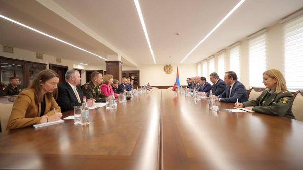 Министр обороны Сурен Папикян принял губернатора американского штата Канзас Лору Келли и командующего Национальной гвардией Майкла Венерди (23 июня 2023). Еревaн - Sputnik Армения