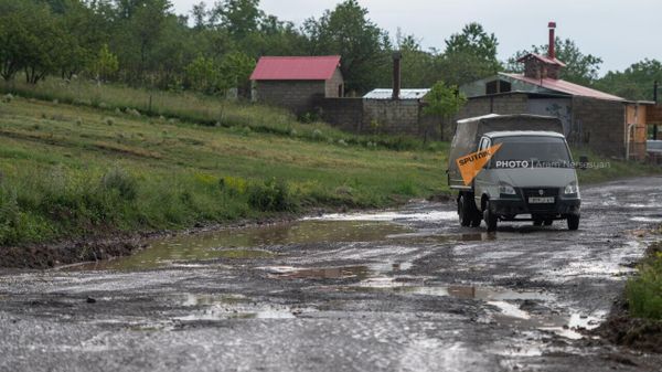 Машина на трассе Шинуайр - Татев - Sputnik Армения