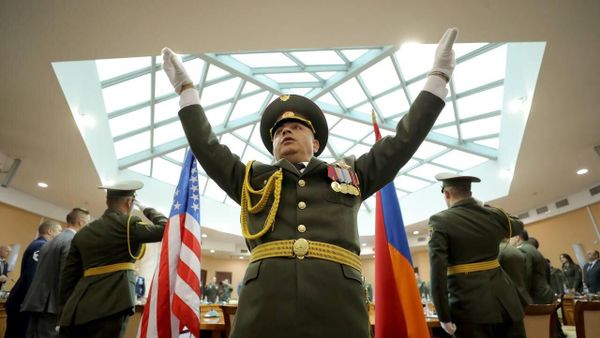 Почетный караул на торжественном заседании, посвященном 20-летию партнерства Армения-Канзас (23 июня 2023). Еревaн - Sputnik Армения